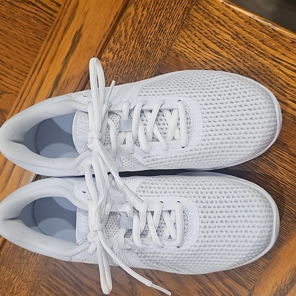 NWOT Nike Mesh White Running Shoes - Picture 2 of 4